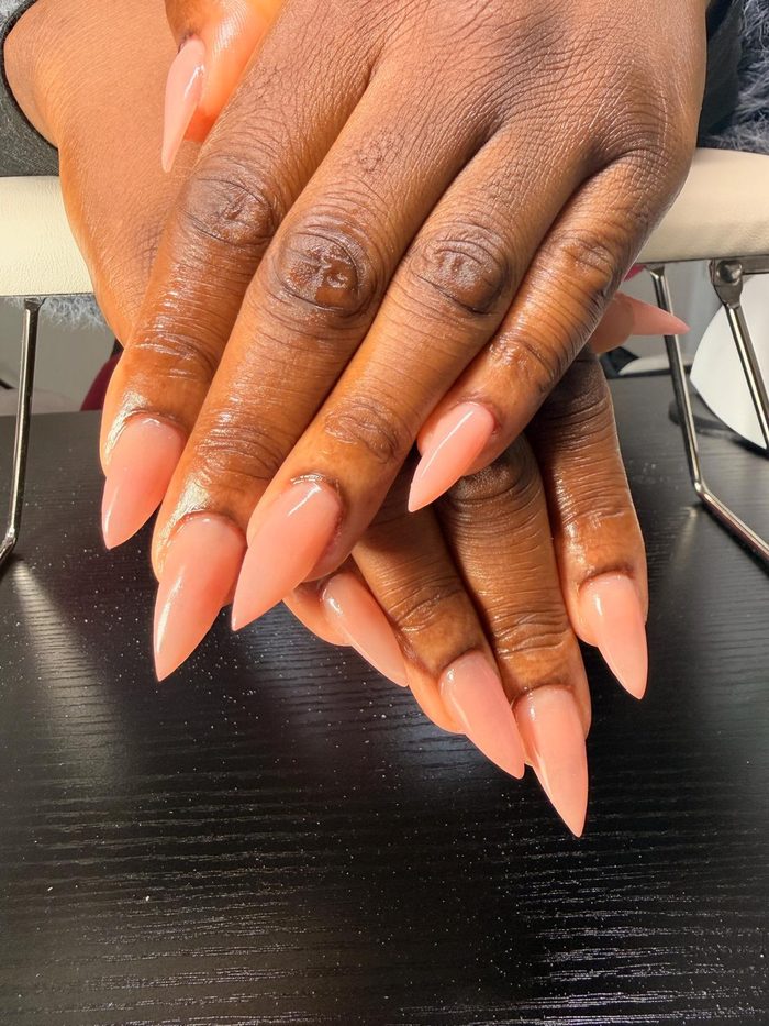 Ongles stiletto nude rosé brillant